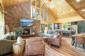 TV, peis, videospill og kontorer