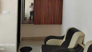 Une pièce comprenant une armoire, un canapé et un miroir.