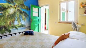 5 soverom, skrivebord, strykejern/-brett og reiseseng for barn