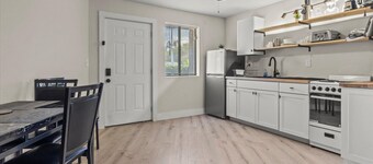 Modern Studio Apartment w Queen bed—Huntsville