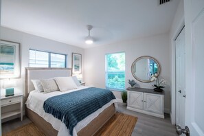 3 bedrooms, iron/ironing board, travel cot, WiFi - Pet-Friendly 3-Bed Home with Pool, Walk to Bonita Beach (Bonita Springs)