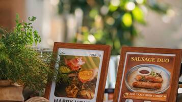 Un tavolo con un menu incorniciato, una pianta in vaso e decorazioni a tema noci.