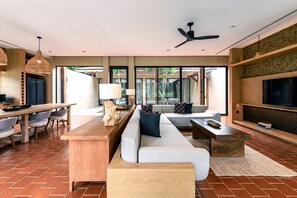 Luksushuvila, 3 makuuhuonetta, yksityinen uima-allas, vuoristonäköala | Oleskelualue | 52–tuumainen äly-TV, jossa digitaalikanavat