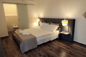 Bureau, espace de travail pour ordinateur portable, rideaux occultants