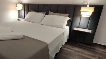 Premium tweepersoonskamer, privébadkamer, uitzicht op heuvels | Een bureau, een laptopwerkplek, verduisterende gordijnen