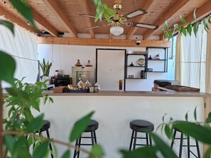 Serverer frokost, lunsj og middag