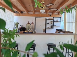 Bar de cocktails, junto a la piscina, abre todos los días