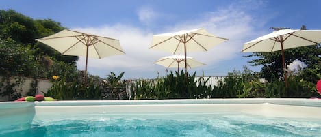 Außenpool, geöffnet von 10:00 Uhr bis 18:00 Uhr, Sonnenschirme