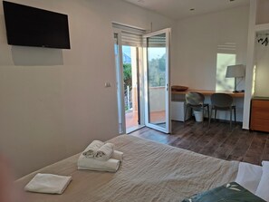 Premium Double Room, Private Bathroom, Hill View