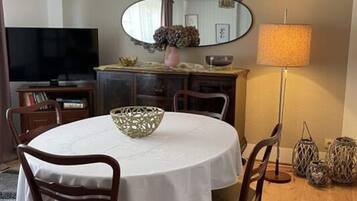 Mobile Home | Dining