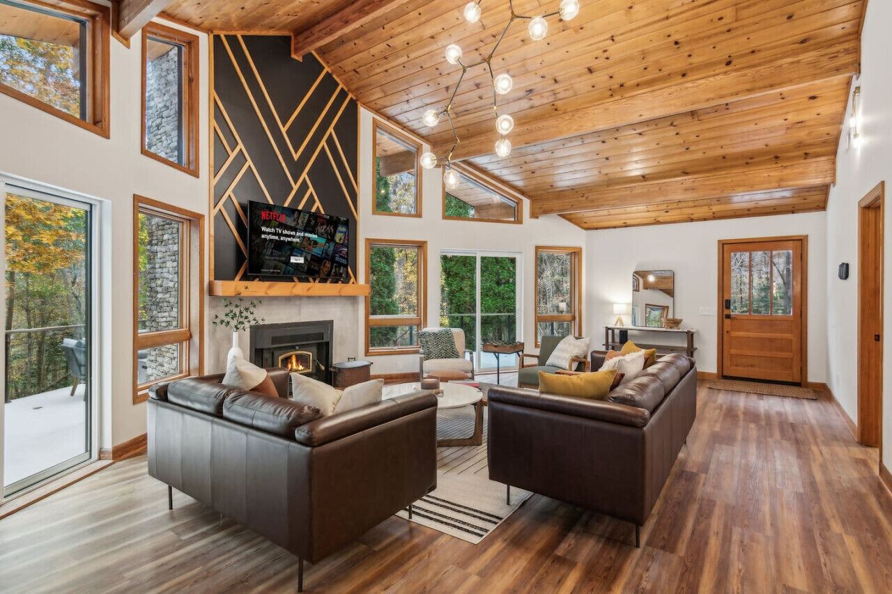 Een smart-tv, een open haard en een kantoor