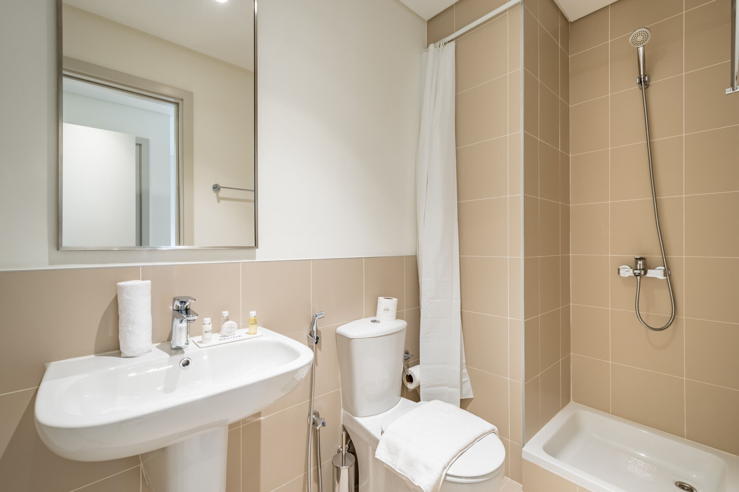 Une salle de bain équipée d’un lavabo, de toilettes, d’une douche et d’une baignoire.