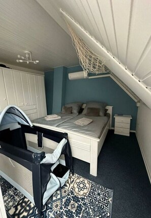 Casa rodante | 3 habitaciones, muebles diferentes y tabla de planchar con plancha 