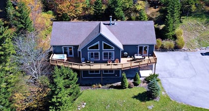 Luxury at Snowshoe | Jacuzzi Mountain Views + Arcade