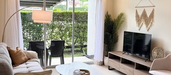 Prime Location 2 BDR Apt, Pool, GYM, ground floor, Walkable to Everything