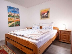 5 bedrooms, individually furnished, iron/ironing board - Deichstern Comfortable Holiday Residence (Butjadingen)
