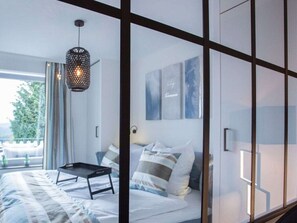 1 Schlafzimmer, individuell eingerichtet, Bügeleisen/Bügelbrett
