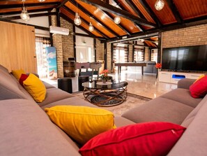 Villa | Wohnbereich | Kamin