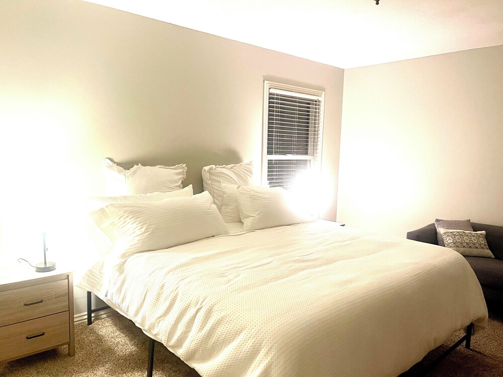 Stylish, Modern 3bedroom home in Ozark. Near Finley Farms, park