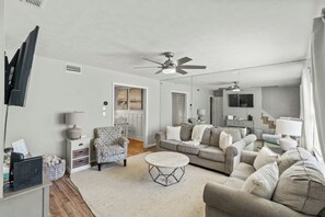 Smart TV - Pet Friendly! -76th Ave Townhome B- 2BR/1.5BA (Myrtle Beach)