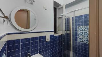 Doccia, asciugacapelli, asciugamani, sapone