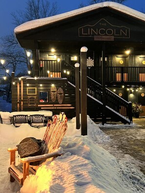 Un edificio cubierto de nieve con un cartel que dice 'The Lincoln'.