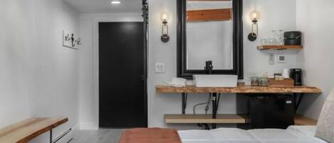 1 bedroom, desk, free WiFi