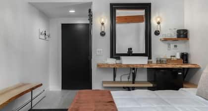 Lincoln Boutique Motel Deluxe King #9