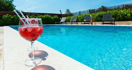 Holiday House Antonia With Pool