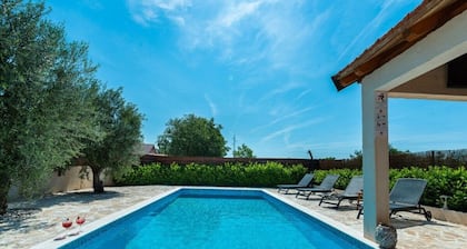 Holiday House Antonia With Pool