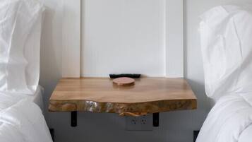 办公桌、免费 WiFi