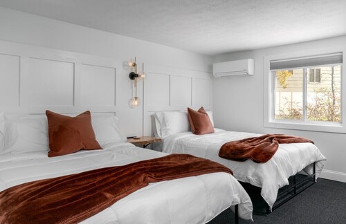 Lincoln Boutique Motel- Standard Queen #4 -Lower