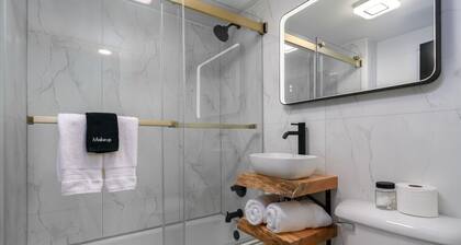 Lincoln Boutique Motel- Standard Queen #4 -Lower