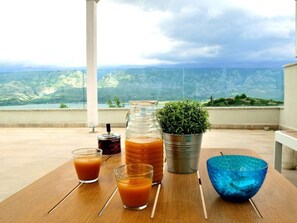  ラグジュアリー モバイルホーム | レストラン