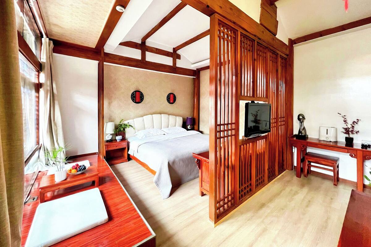 Luxury Studio Suite | Laptop workspace, blackout curtains, free WiFi, individually decorated