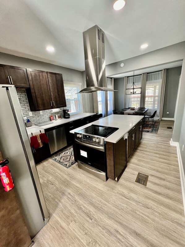 Private kitchen - Charming 2BR/2BA 10min DT/Airport by LSP_Homes (Atlanta)