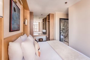 5 bedrooms, desk, iron/ironing board, travel crib