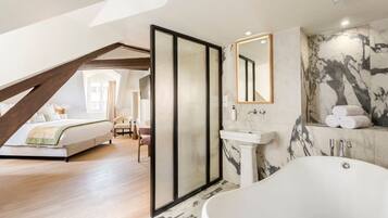 5 quartos, escrivaninha, ferros/tábuas de passar roupa, berço de viagem