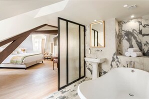 5 bedrooms, desk, iron/ironing board, travel crib