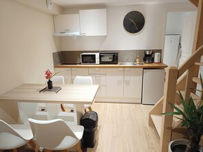 Een koelkast, een magnetron, een oven, een kookplaat