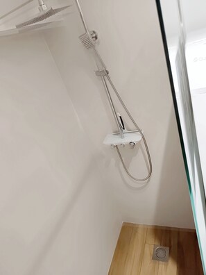 Een douche, handdoeken, toiletpapier