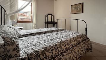 2 Schlafzimmer, Bügeleisen/Bügelbrett