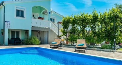 Holiday House Marina With Pool