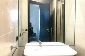 Haartrockner, Bidet, Handtücher, Seife