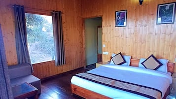 1 bedroom, desk, laptop workspace, soundproofing