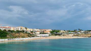 Beach nearby, sun loungers, beach towels