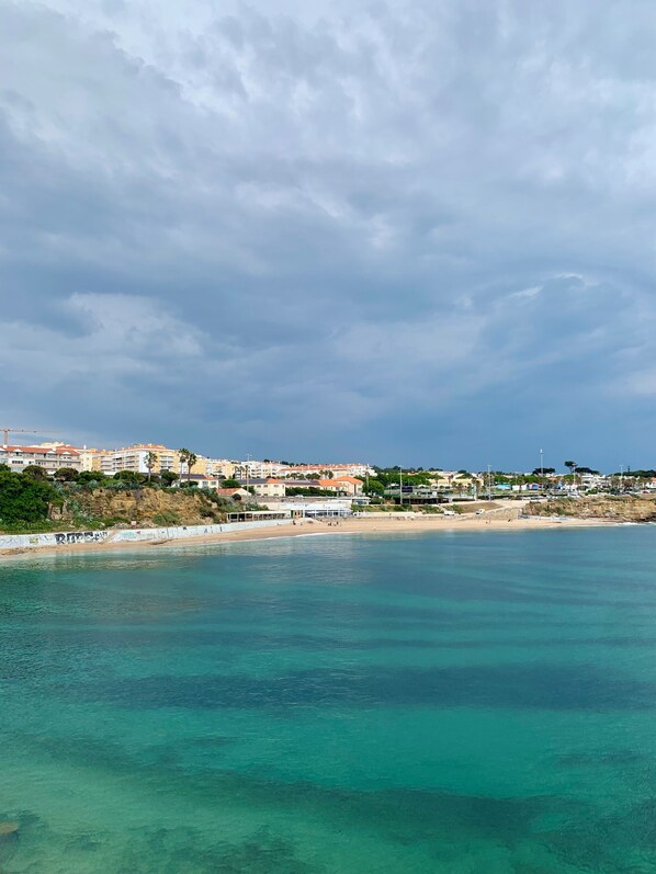 Vlak bij het strand, ligstoelen, strandlakens