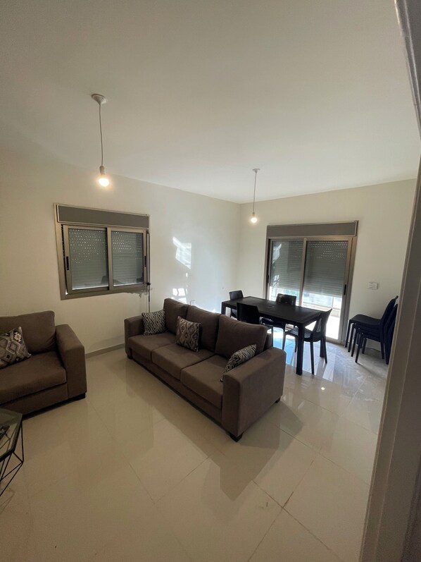 Smart TV - The Majestic Garden Escape (Ballouneh)