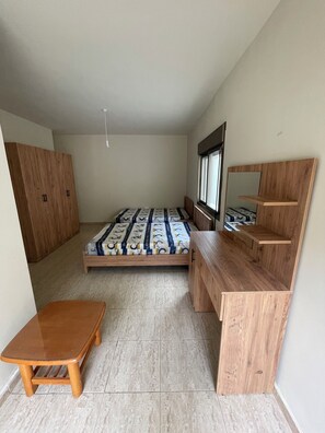 2 bedrooms, desk, free WiFi, bed sheets - The Majestic Garden Escape (Ballouneh)