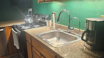 Fridge, oven, stovetop, dishwasher